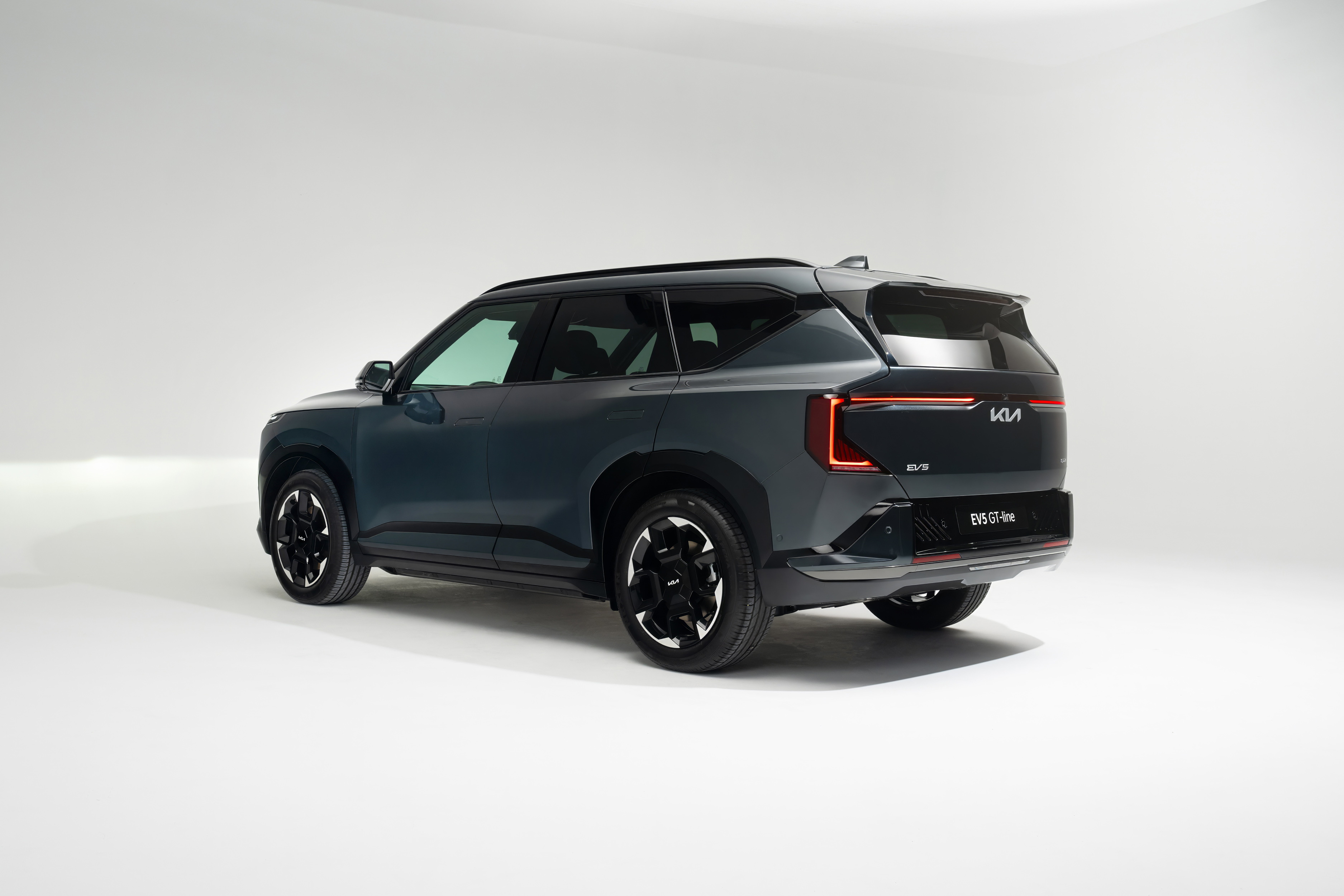 Kia EV5 'GT-Line' 81.4kWh (EU) - Gravity Grey - pre-production_ed.jpg