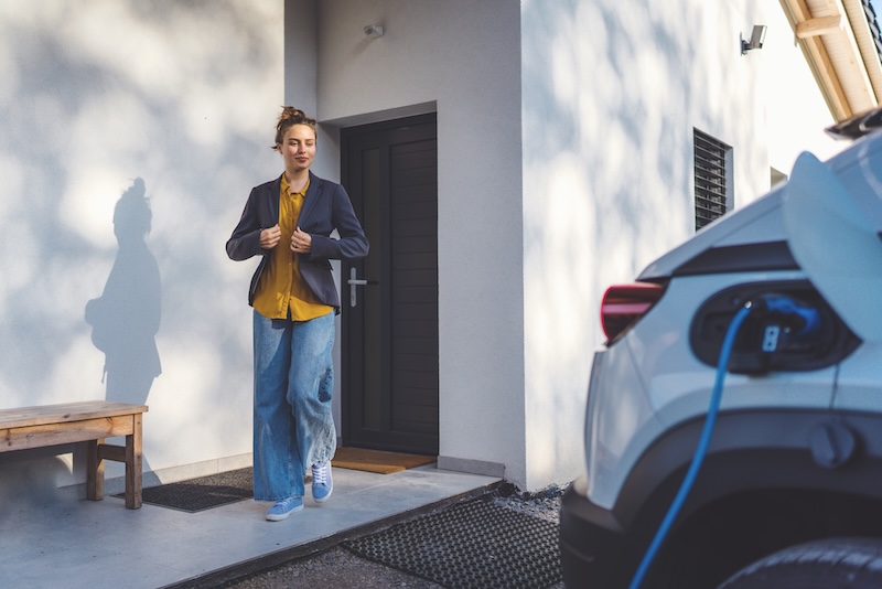 woman-with-blazer-outside-charging-electric-car-2026-01-05-06-12-01-utc.jpg