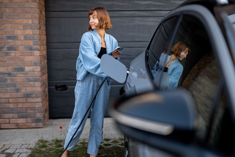 young-woman-charging-electric-car-in-suburban-sett-2026-01-09-06-36-56-utc.JPG