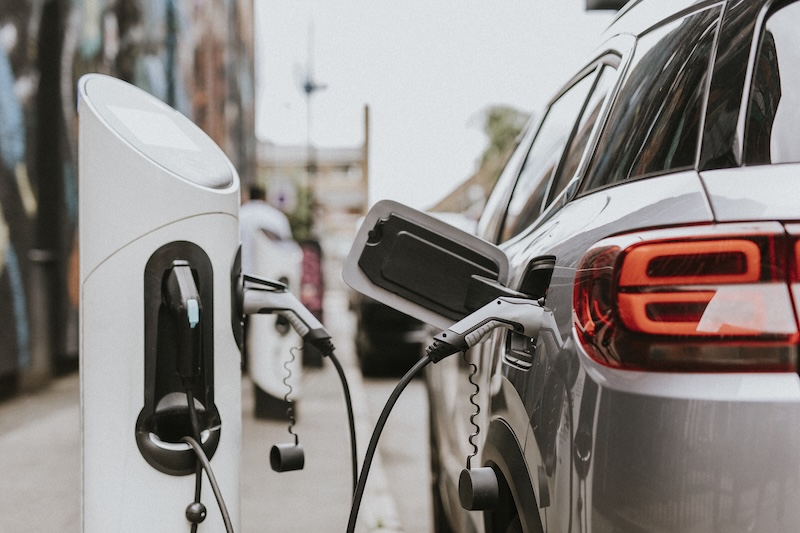 electric-car-charging-in-urban-environment-2026-01-07-23-39-17-utc.jpg