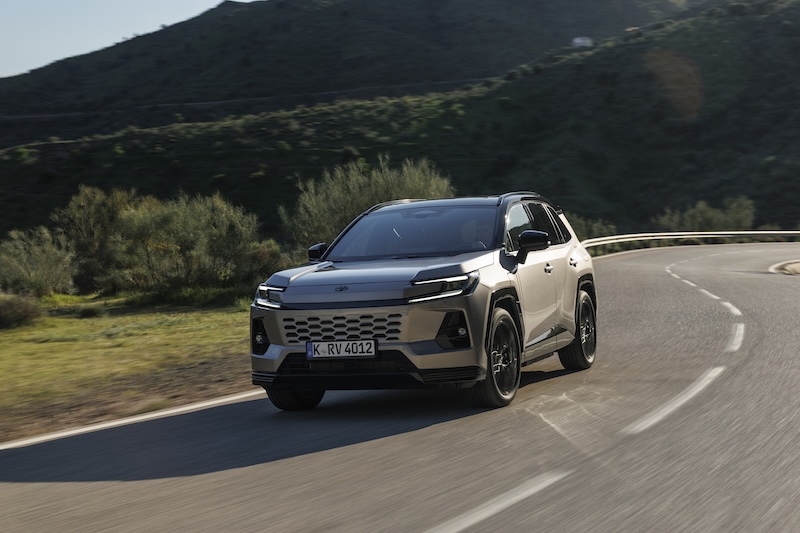2026_rav4phev_avantgardebronze_dynamic_001.jpg