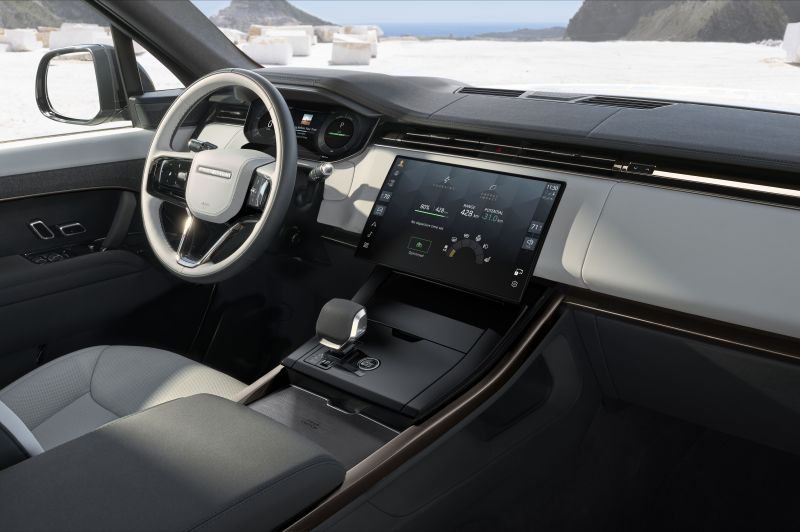 RRS_Electric_27MY_Interior_Charging_KM_06_300926.jpg