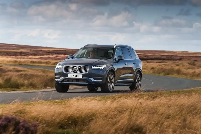 Volvo XC90 Mild Hybrid on the road 