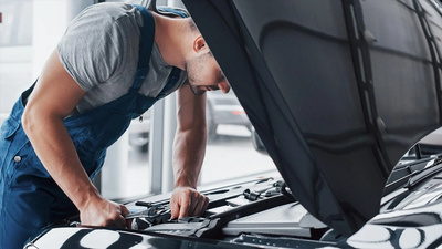 Vertu Technician carrying out a free Vehicle health check