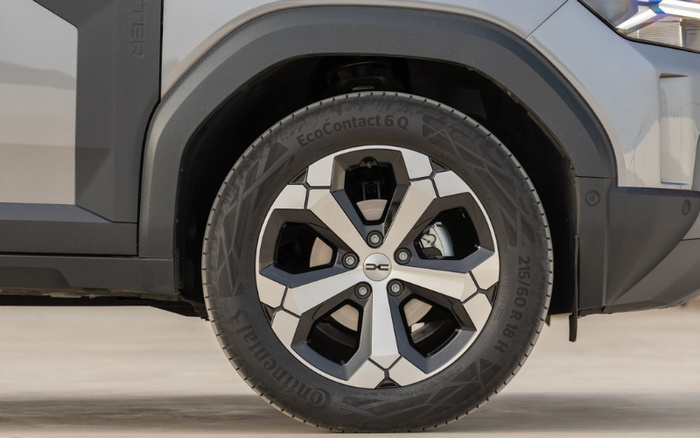 Close-up of a car wheel with Continental EcoContact 6 Q tyre, size 215/60 R18 H, on a grey vehicle. The image highlights the detailed alloy rim design and black wheel arch trim, suitable for used cars and new cars.