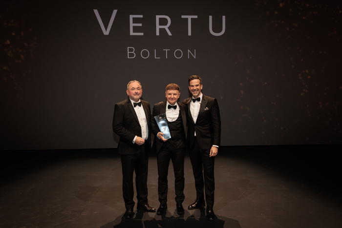 Land Rover Bolton Secures Prestigious Manufacturer Award