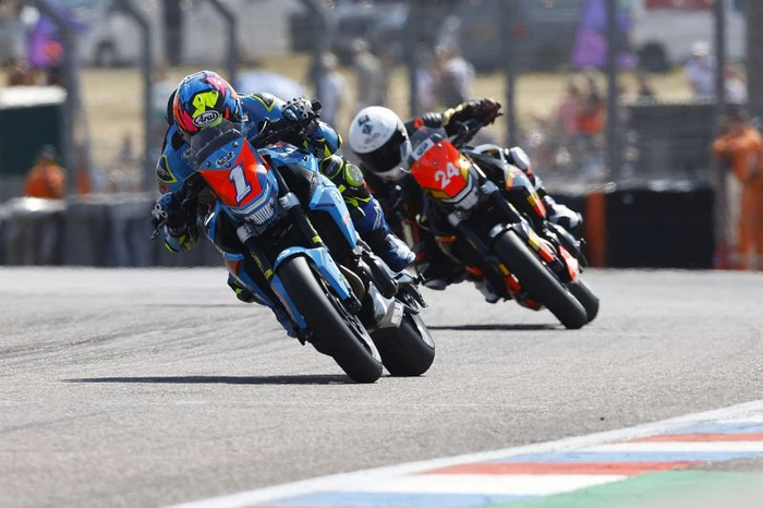 Barry Burrell Pulls Clear in BMW F 900 R Cup Battle